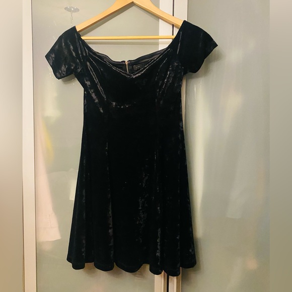 Kendall + Kylie Crushed Velvet Off Shoulder Skater Dress - Picture 4 of 6